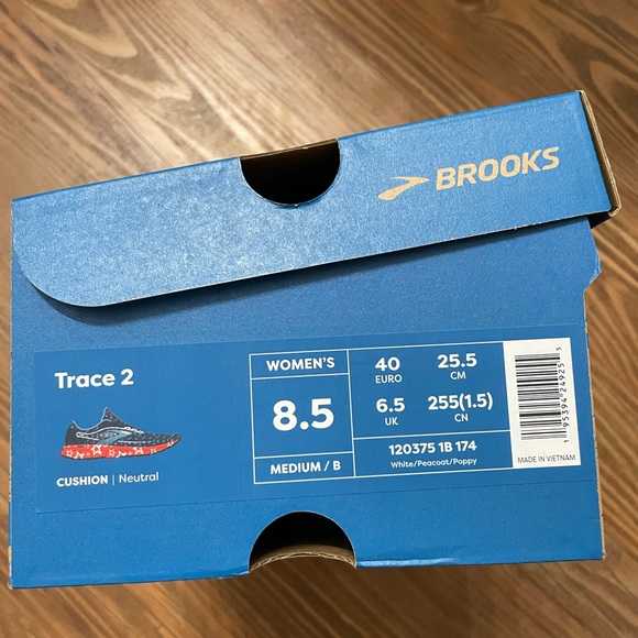 Brooks Women’s Trace 2 Patriotic Running Shoes (lightly worn) - Picture 9 of 9
